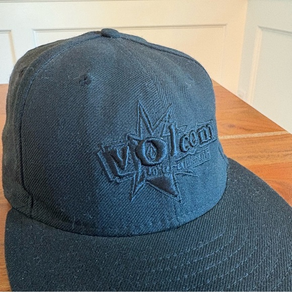 Volcom Men's 59Fifty Fitted Baseball Skater Cap Black Embroidered 3D Logo Hat - Picture 3 of 7